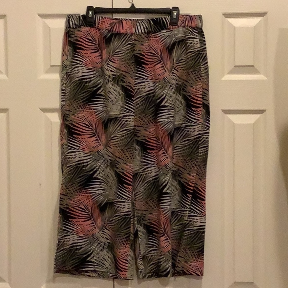 WHBM wide leg crop, palm treeish design
